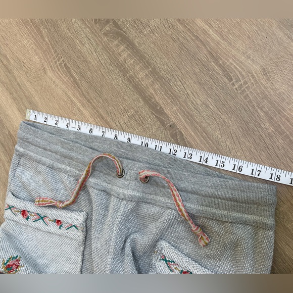 Sundance - Grey Embroidered Floral relaxed fit high rise waffle joggers. Size L - Picture 6 of 8